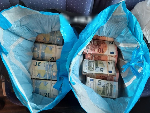 BPOL-BadBentheim: Rund 300.000 Euro in Plastiktüten / Bundespolizei deckt Bargeldschmuggel auf