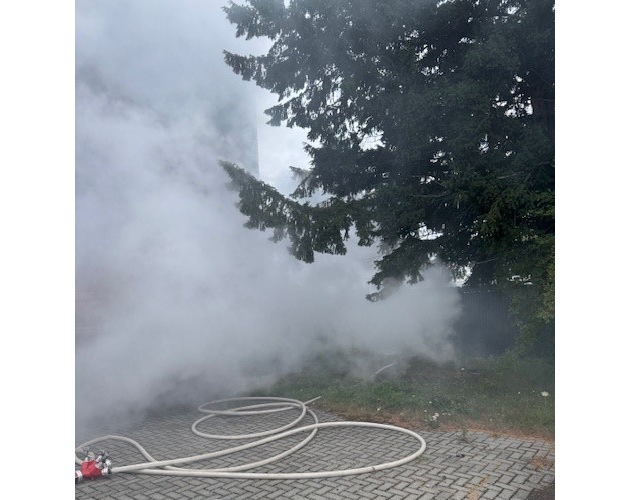 FW Düren: Wohnungsbrand am frühen Morgen - Feuerwehr Düren bringt Feuer schnell unter Kontrolle