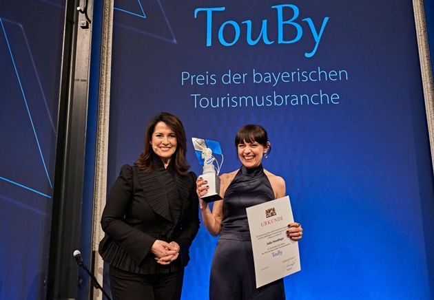 ITB 2024: TouBy fürs Allgäu: Staatsministerin Kaniber vergibt Bayerischen Tourismuspreis.