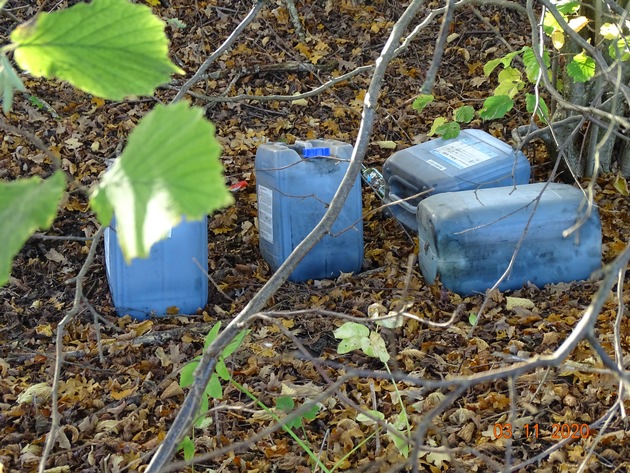 POL-SE: Tornesch - Ablagerung von Kanistern mit Altöl, Umweltsünder gesucht