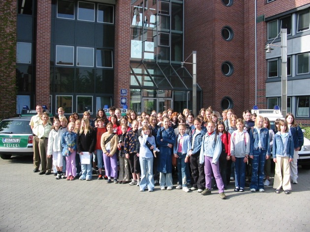 (528/03) Girl&#039;s Day 2003 voller Erfolg - 75 Mädchen besuchen die Polizei