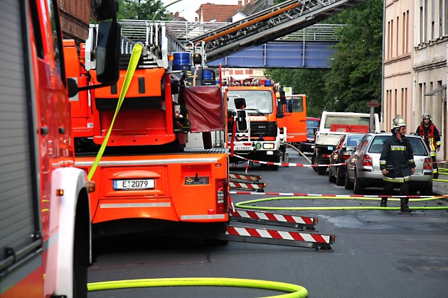 FW-E: Dachstuhlbrand in Essen-Katernberg, Vater bringt Frau und fünf Kinder in Sicherheit