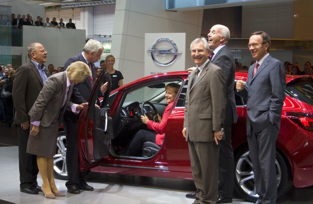 Kanzlerin Angela Merkel zu Gast am Opel-Stand auf der IAA in Frankfurt (mit Bildern)