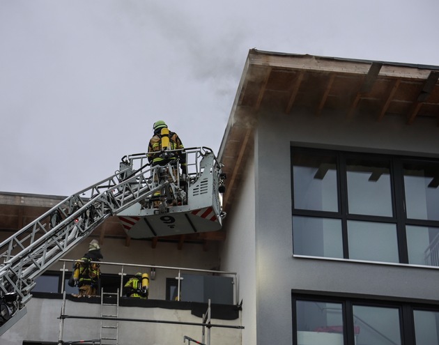 FW-E: Fassade fängt nach Handwerkerarbeiten an zu brennen, Brand breitet sich auf Dachfläche aus - keine Verletzten