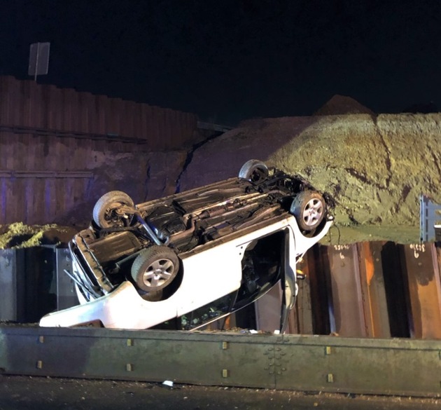 POL-K: 230306-2-K/BAB Zeugenaufruf: Sperrmaterial entfernt? - Auto stürzt mehrere Meter in die Tiefe