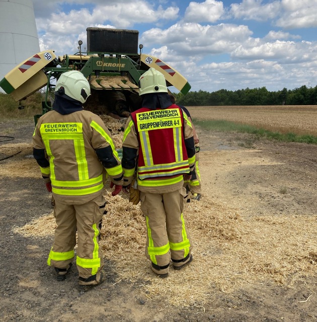 FW Grevenbroich: Feuerwehr löscht Brand an Ballenpresse auf Stoppelfeld bei Gustorf