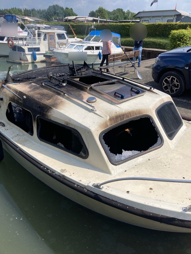 POL-DU: Duisburg/Waltrop: Sportboot geriet in Brand
