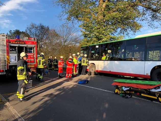 FW-EN: Busfahrer bei Unfall von Linienbus eingeklemmt