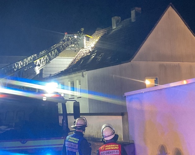 FW-DO: Ausgedehnter Dachstuhlbrand in der Ruinenstraße