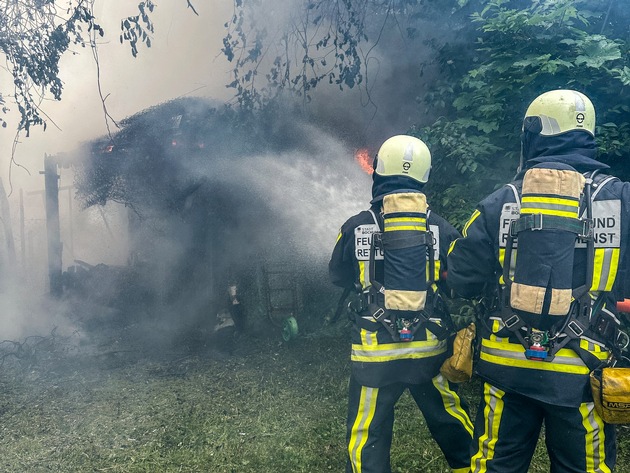 FW-BO: Brennende Gartenlaube an der Harpener Straße