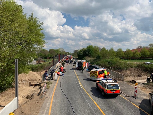 FW-RD: B 202 nach Unfall voll gesperrt


Auf der B 202, in Höhe Osterrönfeld, kam es Heute (27.04.2019) zu einem schweren Verkehrsunfall, bei dem 7 Personen verletzt wurden