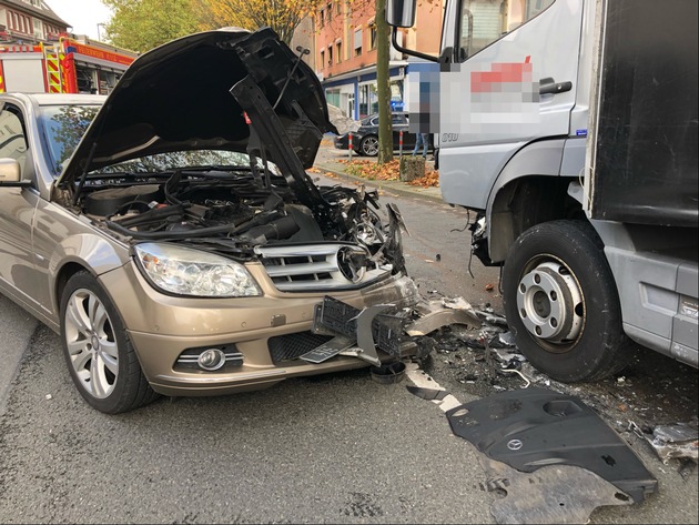 POL-ME: Zwei Personen nach Verkehrsunfall schwer verletzt - Heiligenhaus - 2210138