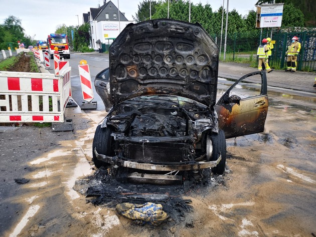 POL-ME: Brennender Mercedes sorgte für Verkehrsbeeinträchtigungen - Monheim / Langenfeld - 2105089