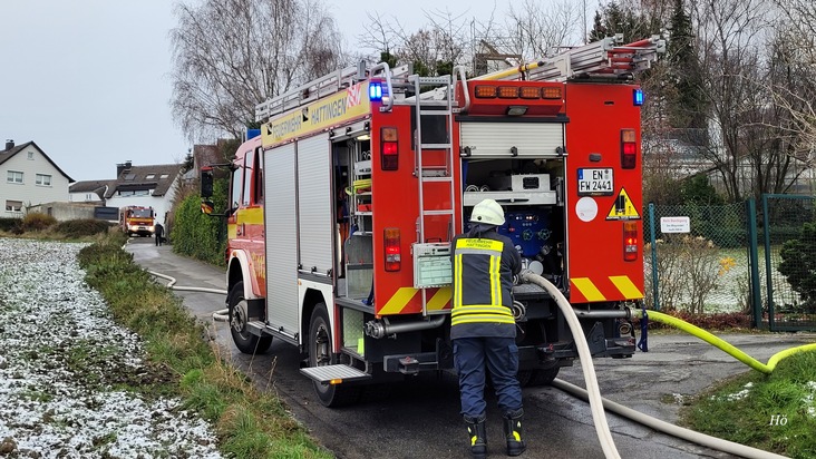 FW-EN: Brennende Gartenlaube beschäftigt Hattinger Feuerwehr drei Stunden