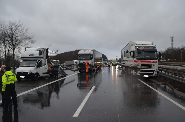 POL-HI: Verkehrsunfall auf der A7 zieht Vollsperrung nach sich
