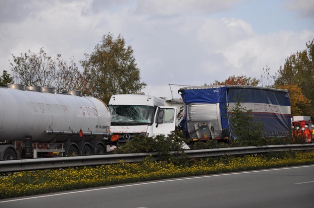 POL-WL: Schwerer Verkehrsunfall mit vier beteiligten Lkw