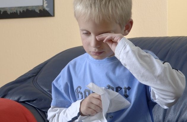 ISOTEC GmbH: Zu viele Kinder leben in Schimmel-Räumen / Bei Allergien muss Wohnumfeld untersucht werden / Verwechslungsgefahr mit "Heuschnupfen" (BILD)