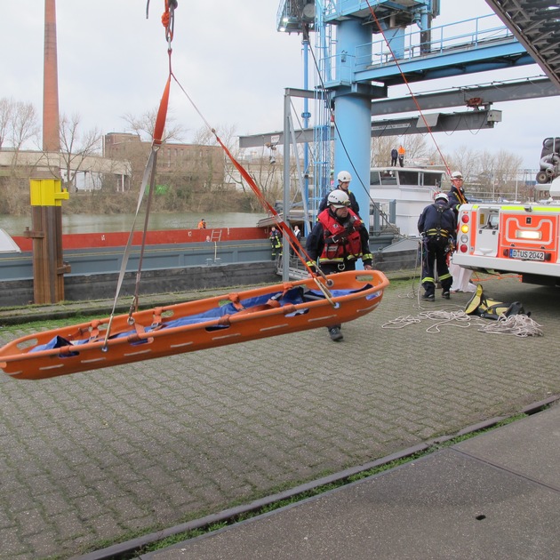 FW-D: Person in Schiff gestürzt, Höhenretter Einsatz