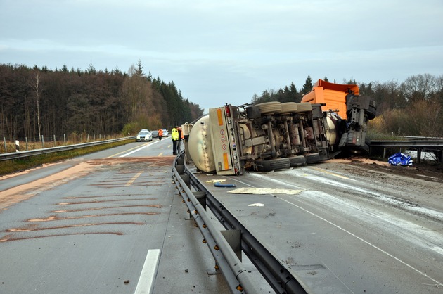 POL-WL: Lkw mit Flüssigschokolade verunfallt ++ Buchholz/Trelde - Ersatzteile abmontiert ++ Neu Wulmstorf - Zu schnell abgebogen ++ Und weitere Meldungen