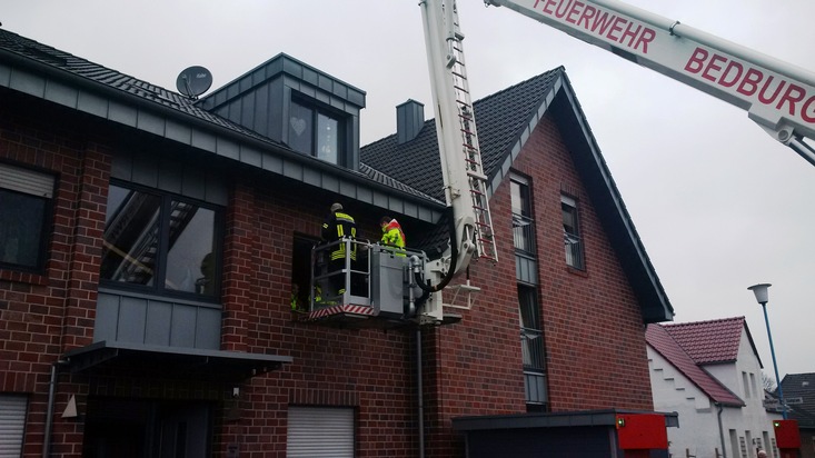 FW-KLE: Feuerwehr Bedburg-Hau unterstützt Rettungsdienst