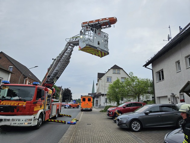 FW-EN: Wetter - Unterstützung Rettungsdienst am Sonntag und Fahrzeugbrand am Montag