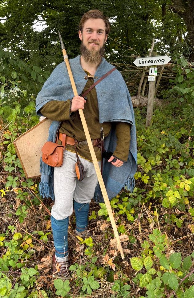 Finnian Garvey erreicht Ziel – wagemutiger RID-Weltrekord offiziell bestätigt: »schnellste Zeit für den Deutschen Limes-Wanderweg zu Fuß in historischer Rüstung« (46 Tage)