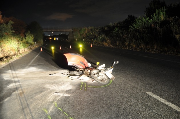 POL-REK: Autofahrer flüchtet nach Zusammenstoß mit Motorrad - Köln / Brühl