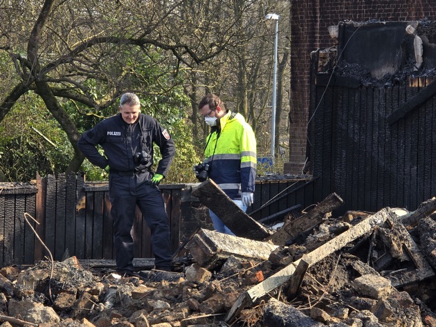 POL-STD: Großbrand vernichtet drei Gebäude in Dollern - Brandursache kann nicht zweifelsfrei geklärt werden