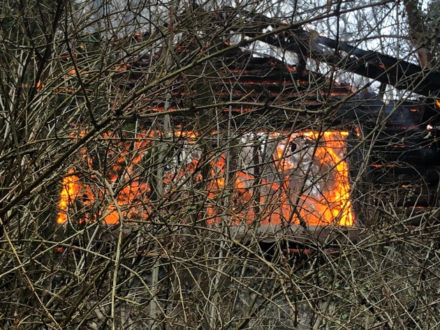 FW Lügde: Gartenhüttenbrand in unwegsamen Gelände