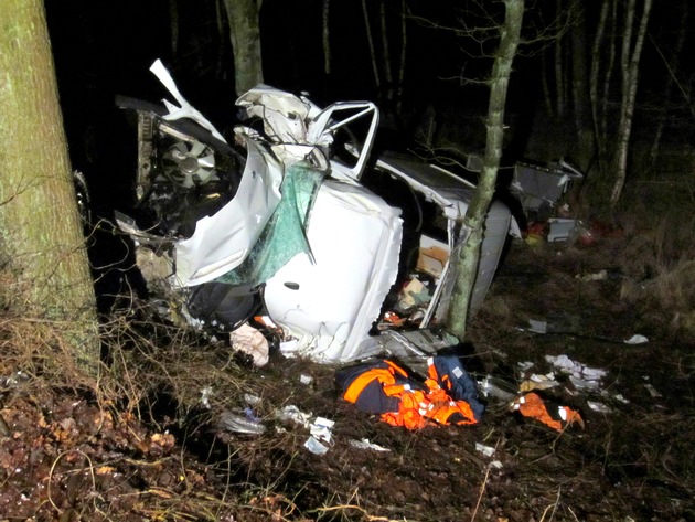 POL-WL: Mit Transporter gegen Baum geprallt - Fahrer lebensgefährlich verletzt