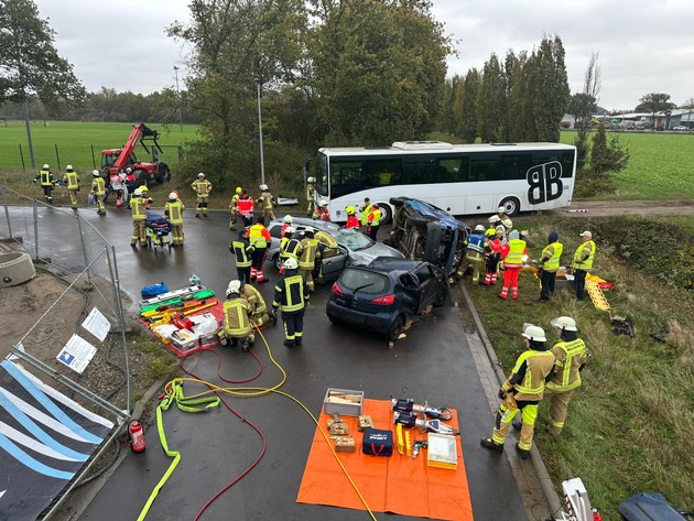 FW-OLL: 120 Einsatzkräfte im Einsatz - 59 Menschen gerettet bei gemeinsamem Übungstag von Feuerwehr und Rettungsdienst