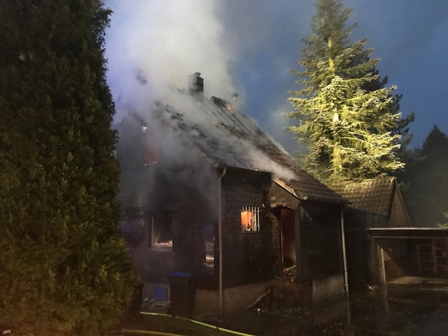 FW-GL: Wohnhausbrand mit einem Brandtoten im Stadtteil Hand von Bergisch Gladbach