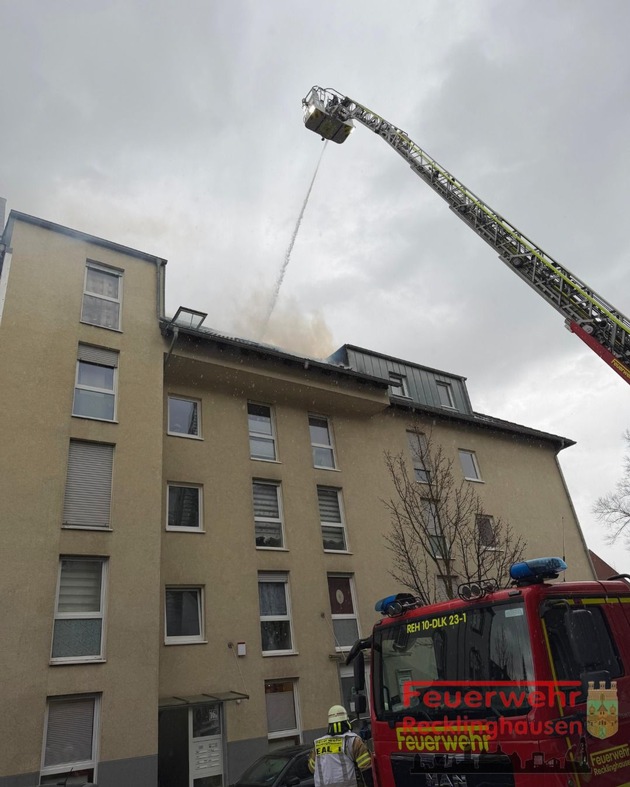 FW-RE: Dachstuhlbrand in Recklinghausen-K&ouml;nig Ludwig