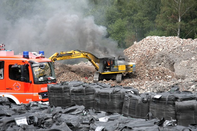 FW-E: Schaufelbagger ausgebrannt, hoher Sachschaden