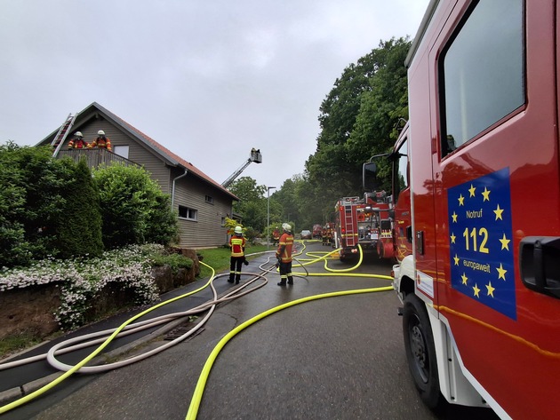 KFV-CW: Schwelbrand nach Blitzeinschlag / Hausbesitzer entdecken Gefahr im Obergeschoss/Feuerwehr öffnet Dachstuhl