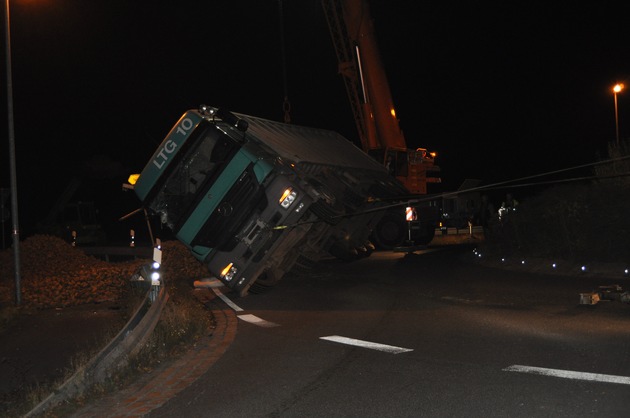 POL-NOM: Verkehrsunfall im Sudheimer Kreisel - Bilder im Anhang