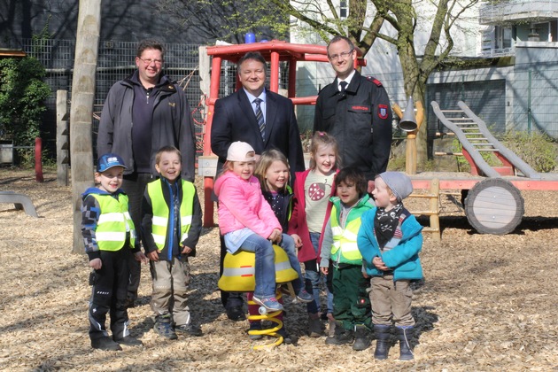 FW Mettmann: Feuerwehrspielplatz in Mettmann wird vervollständigt/
Förderverein und Vertreter der Kreissparkasse weihen &quot;Wackelhelm&quot; ein.