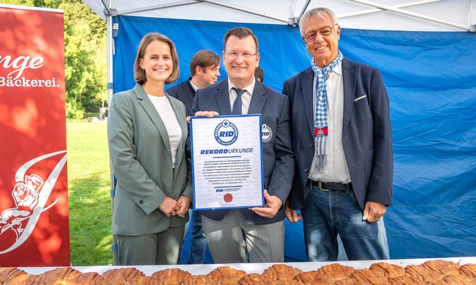 Kulinarischer RID-Weltrekord in Hamburg – »budni« und »Junge Die Bäckerei« präsentieren im »Tierpark Hagenbeck« das mit 10 Metern längste Franzbrötchen der Welt