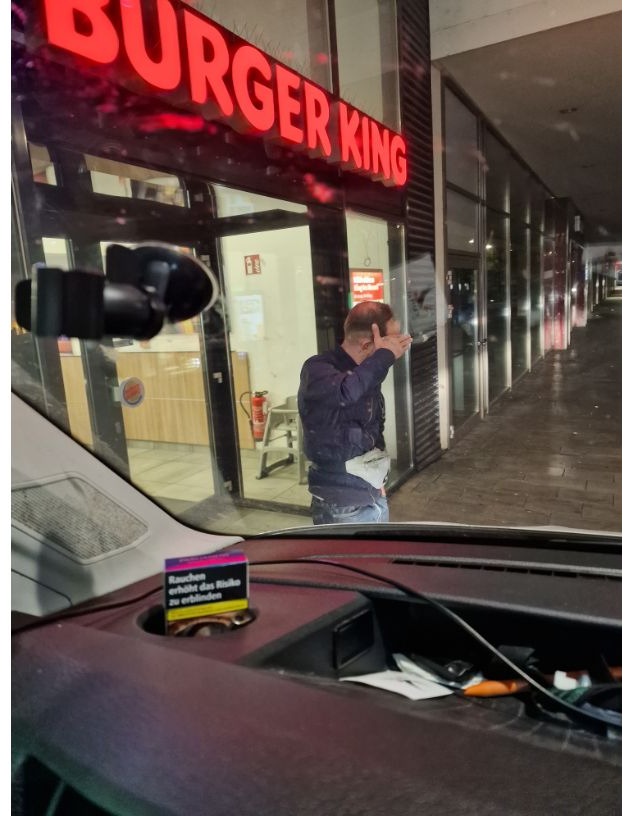 POL-SBR-STADT: Versuchte Nötigung mittels Messer und Sachbeschädigung an Transporter in der Saarbrücker Innenstadt - Öffentlichkeitsfahndung nach unbekanntem Haupttäter