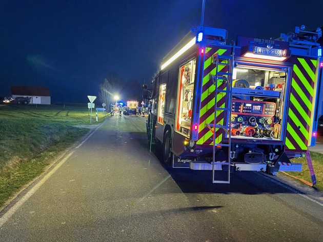 FW Horn-Bad Meinberg: Verkehrsunfall zwischen PKW am Krad