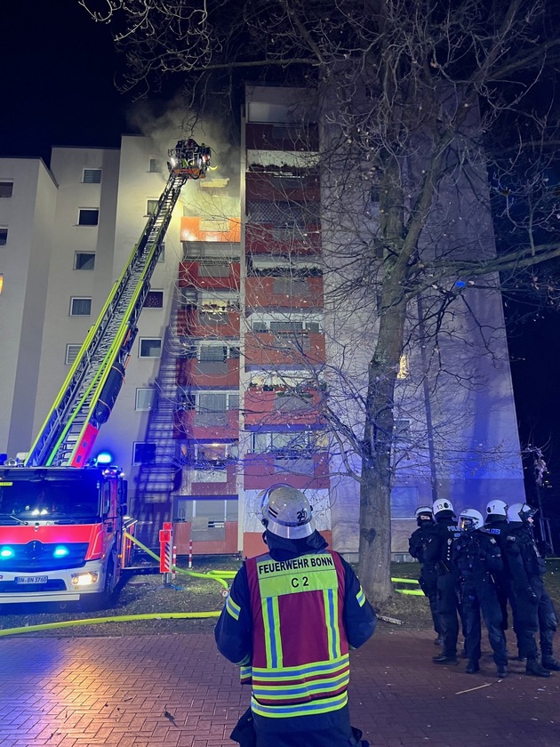 FW-BN: Unruhiger Jahreswechsel für Feuerwehr und Rettungsdienst Bonn