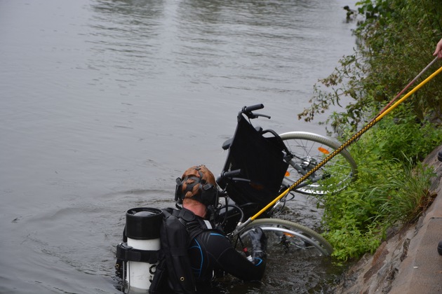 FW-MH: Rollstuhlfahrer stürzt in die Ruhr