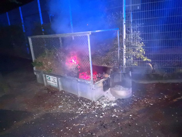 POL-STD: Brandstifter setzen in Horneburg Altkleidercontainer und Gartenmüllbox in Brand - Polizei sucht Zeugen