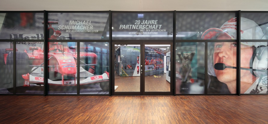 Jubiläum: 20 Jahre erfolgreiche Partnerschaft
Deutsche Vermögensberatung würdigt Partnerschaft mit Formel-1-Ikone Michael Schumacher in eindrucksvoller Ausstellung