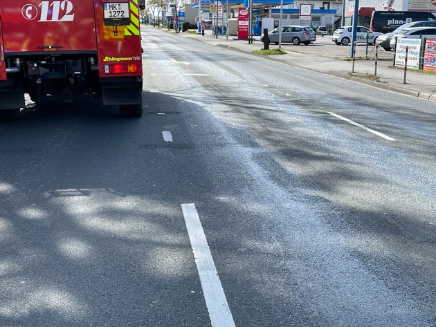 FW Menden: Zwei ABC-Einsätze: LKW verliert Kunstharz auf Straße und Ölsperre muss in der Ruhr gesetzt werden