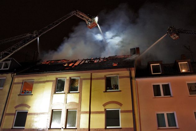 FW-E: Dachstuhlbrand in Mehrfamilienhaus in Essen-Altenessen, eine Person durch Rettungsdienst versorgt