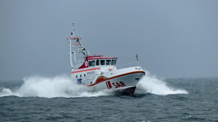 LWSPA M-V: Seenotretter und Wasserschutzpolizei retten Mann von gestrandeter Segelyacht - Gemeinsame Pressemitteilung der DGzRS und des LWSPA MV