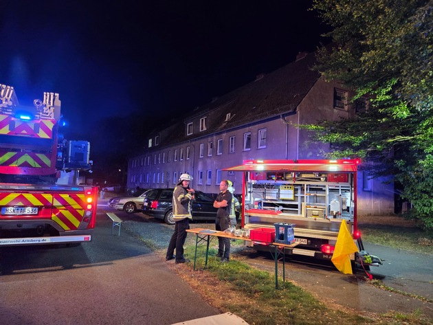 FW-AR: Zimmerbrand in Hammerweide - Zwei Verletzte bei nächtlichem Feuerwehreinsatz