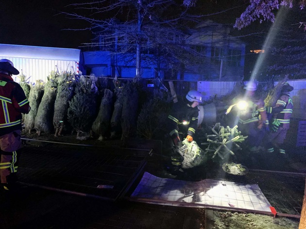 FW-EN: Weihnachtsbäume und Papiercontainer brannten in Kirchende