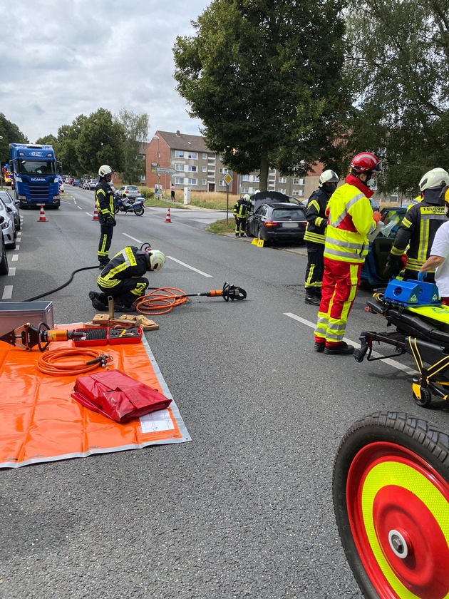 FW Mettmann: Zwei verletzte Personen nach Verkehrsunfall - Feuerwehr Mettmann befreit eine verletzte Person mit der Hilfe des hydraulischen Rettungsgeräts